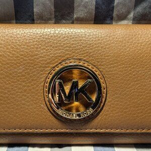 Michael Kors Women's Fulton Flap Continental Brown pebble leather Wallet